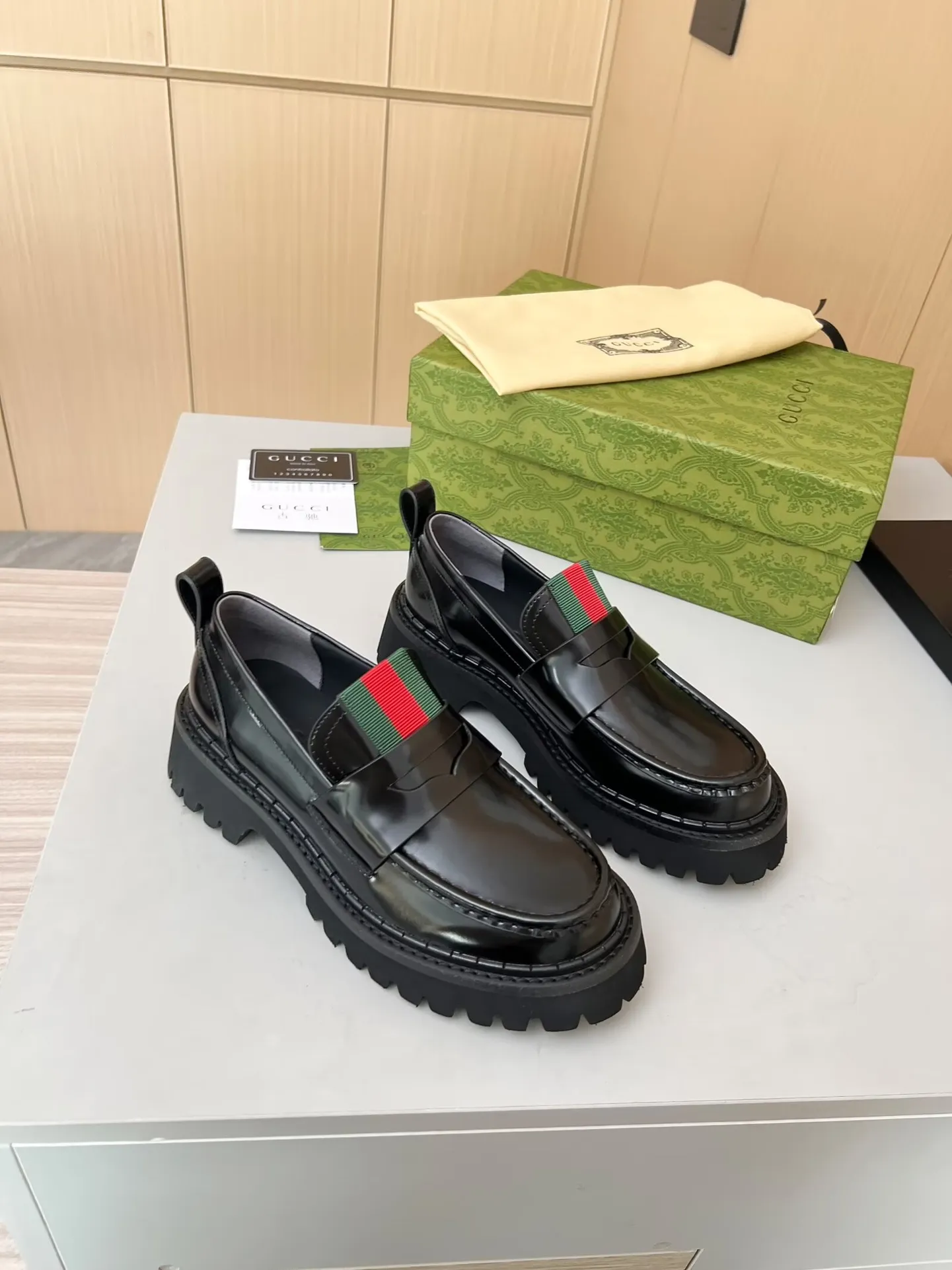 👟👟Ex-factory price 480👟👟 The latest Gucci GUCCI loafers at the counter. They are mainly matched with various styles of trendy clothes to highlight their fashion. ✅ A must-have recommended ➡️ Especially easy to put on and take off. Fabric: cowhide, open edge beads. Inner/foot pads: cow lining. Color: black. Size: 34-41 (34, 41 need to be customized). Heel height: 5cm. Outsole: Foam outsole material ✅ Equipped with cloth bag and card